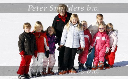 Koningin Beatrix en haar kleinkinderen in februari 2011 in Lech